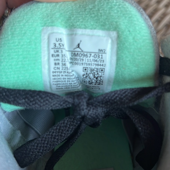 Kids Air Jordan 3 Retro Size 3.5Y Black/Green - Picture 5 of 9